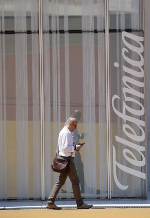 © Reuters. Homem passa pelo prédio da Telefónica em Barcelona