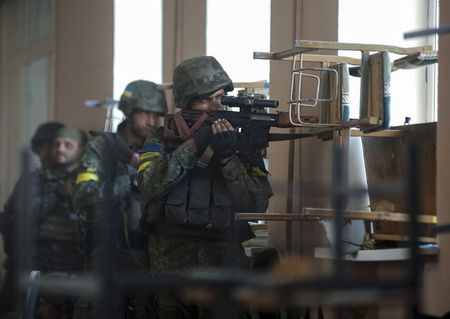 © Reuters. Militares ucranianos em posição durante confrontos com separatistas em Ilovaysk