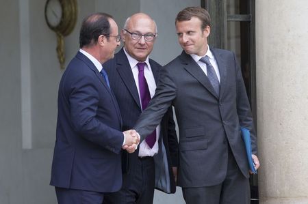 © Reuters. French President Hollande accompanies Finance Minister Sapin and newly-named Economy Minister Macron following the weekly cabinet meeting at the Elysee Palace in Paris