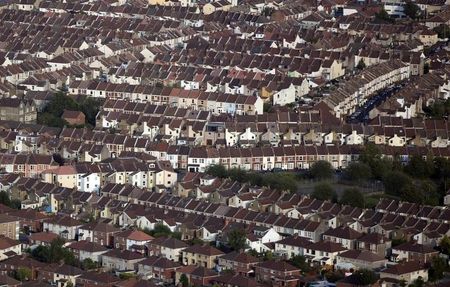 © Reuters. استطلاع- اسعار المساكن في بريطانيا من المتوقع ان ترتفع 9% هذا العام
