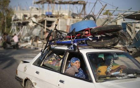 © Reuters. Palestinos voltam para casa após a declaração de cessar-fogo na Faixa de Gaza