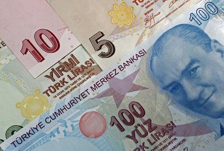 © Reuters. Notas de lira turca fotografadas em Istambul