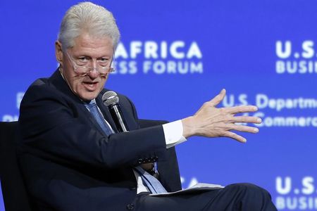 © Reuters. Former U.S. President Bill Clinton leads a panel discussion during the U.S.-Africa Business Forum in Washington