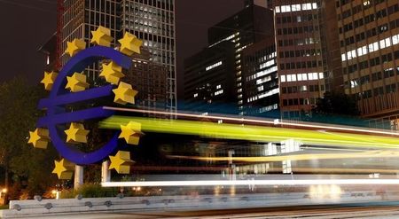 © Reuters. Logo do euro fotografado em frente à sede do Banco Central Europeu, em Frankfurt