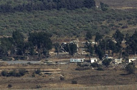 © Reuters. Caminhão equipado com arma do lado sírio perto da travessia de fronteira entre as Colinas de Golã, controladas por Israel, e a Síria