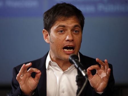 © Reuters. Argentina's Economy Minister Kicillof gestures during a news conference in Buenos Aires