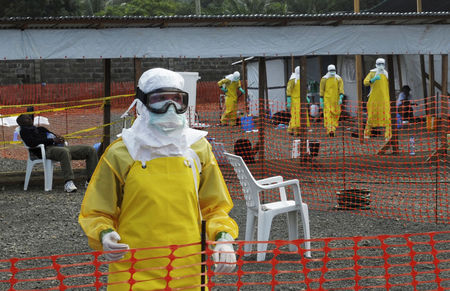 © Reuters. Trabalhadores do MSF preparam campo de isolamento em Monróvia