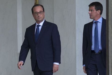 © Reuters. LES FRANÇAIS DOUTENT QU'HOLLANDE ET VALLS RELANCERONT L'ÉCONOMIE