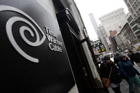 © Reuters. Pedestrians walk past the Time Warner Cable headquarters in New York