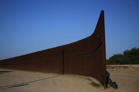 © Reuters. File photo of border fence at the United States-Mexico border outside of Brownsville, Texas