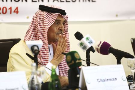 © Reuters. Saudi Foreign Minister Prince Saud al-Faisal addresses a news conference following a meeting of the Organisation of Islamic Cooperation (OIC), on the situation in the Gaza Strip, in Jeddah