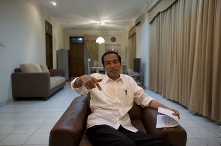 © Reuters. File photo of Indonesia's presidential candidate Joko "Jokowi" Widodo gesturing during an interview with Reuters in Jakarta