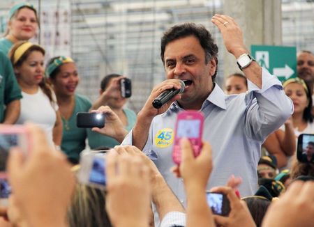 © Reuters. Candidato Aécio Neves em campanha em Natal