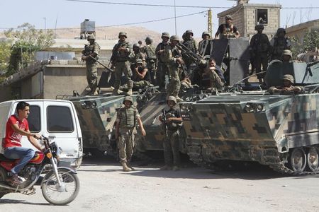 © Reuters. الجيش اللبناني يقصف مواقع للمتشددين في منطقة الحدود مع سوريا