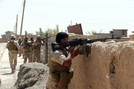 © Reuters. Kurdish Peshmerga forces sweep the Bakirta village near the town of Makhmur