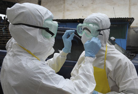 © Reuters. مصادر: بدء تجارب أمريكية على لقاح للايبولا خلال اسابيع