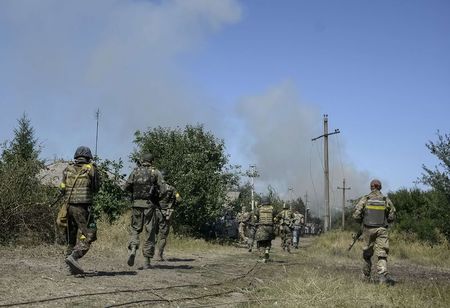 © Reuters. Los separatistas apoyados por Rusia entran en ciudad del sureste de Ucrania