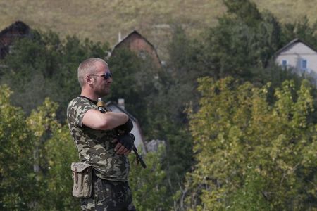 © Reuters. قائد انفصاليين أوكراني: الجنود الروس يقاتلون معنا في اجازاتهم