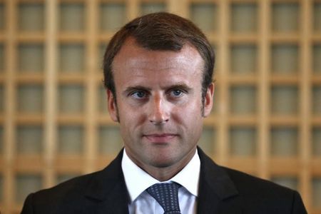 © Reuters. Newly-named French Economy Minister Macron attends the official handover ceremony at the Bercy Finance Ministry in Paris