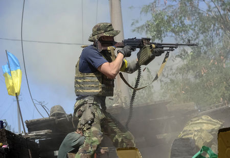 © Reuters. مصدر عسكري: إنفصاليون يسيطرون على نقطة استراتيجية في شرق أوكرانيا
