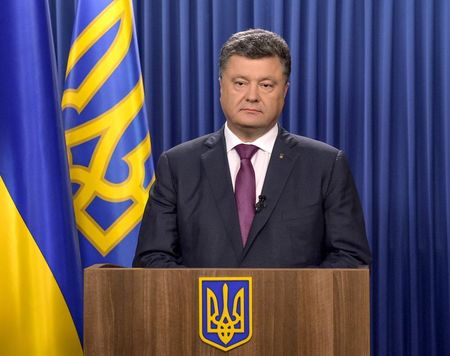 © Reuters. LE PRÉSIDENT UKRAINIEN DÉNONCE UNE "INVASION RUSSE" DANS SON PAYS