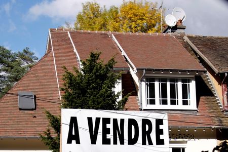 © Reuters. LES VENTES DE LOGEMENTS NEUFS RECULENT DE 15%