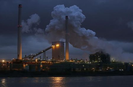 © Reuters. The coking plant and blast furnace of ThyssenKrupp Steel Europe AG are seen in Duisburg