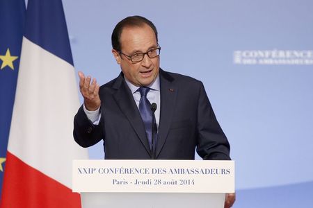 © Reuters. French President Hollande delivers a speech during the annual Conference of Ambassadors at the Elysee Palace in Paris