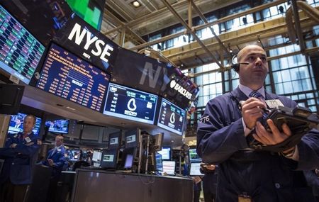 © Reuters. Traders work on the floor of the New York Stock Exchange