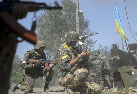 © Reuters. Militares ucranianos durante confrontos com separatistas pró-Rússia no leste da Ucrânia