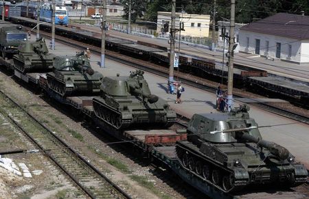 © Reuters. Veículos blindados fotografados em uma estação ferroviária na região de Rostov, perto da fronteira com a Ucrânia, na Rússia