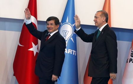 © Reuters. Presidente turco, Tayyip Erdogan, e o recém nomeado primeiro ministro turco, Ahmet Davutoglu, acenam durante congresso do partido AK em Ancara