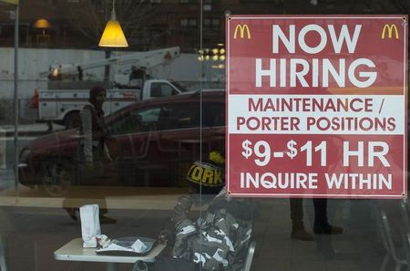 © Reuters. Placa anuncia vaga de emprego em um restaurante McDonalds, em Nova York