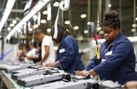 © Reuters. Operários em linha de montagem de TVs de 32 polegadas da Element Electronics, em Winnsboro, na Carolina do Sul