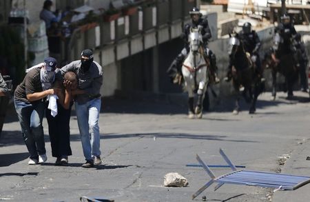 © Reuters. Undercover Israeli police officers detain a Palestinian suspected of throwing stones in the East Jerusalem neighbourhood Wadi al-Joz during a protest against the Israeli offensive on Gaza