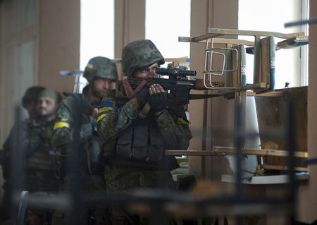 © Reuters. بوروشينكو يقول بعد خسائر منيت بها قواته إن الوضع "بالغ الصعوبة"