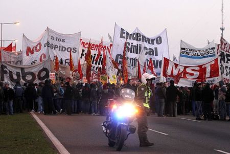 © Reuters. Trabalhadores e membros de partidos políticos fecham rodovia de Buenos Aires durante greve geral de 24 horas na Argentina