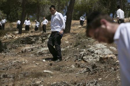 © Reuters. الإسرائيليون يفتشون غابة في القدس بحثا عن طالب أمريكي مفقود
