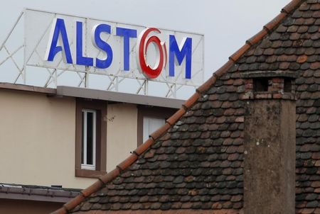 © Reuters. The logo of French power and transport engineering company Alstom is pictured on the roof of the company's plant in Reichshoffen, near Haguenau