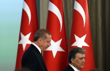 © Reuters. Turkey's new President Tayyip Erdogan and outgoing President Abdullah Gul, attend a handover ceremony at the Presidential Palace of Cankaya in Ankara