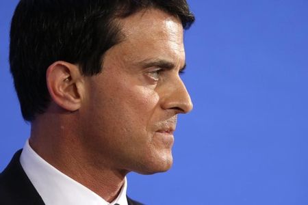 © Reuters. MANUEL VALLS REVIENT SUR LA SUPPRESSION COMPLÈTE DES CONSEILS GÉNÉRAUX