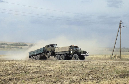 © Reuters. Caminhão militar reboca veículo danificado perto de Krasnodarovka na região de Rostov