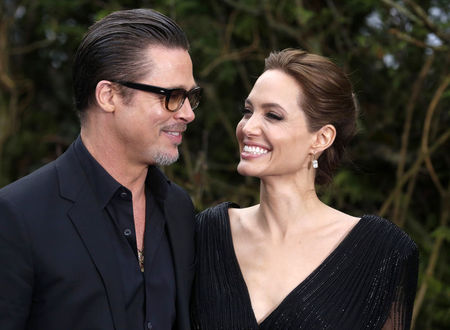 © Reuters. Atores Brad Pitt e Angelina Jolie participam de evento no Kensington Palace, em Londres