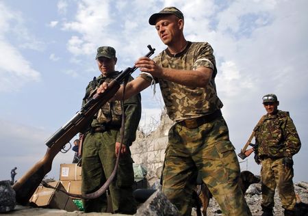 © Reuters. أوباما يمتنع عن وصف التحركات الروسية في اوكرانيا بالغزو