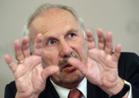 © Reuters. European Central bank policymaker and head of the Austrian National Bank Nowotny addresses a news conference in Vienna