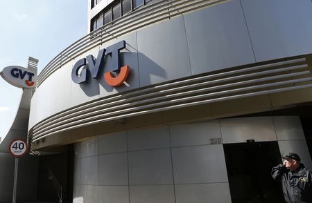 © Reuters. A man talks on his mobile phone in front of the headquarters of Brazilian broadband company GVT in Curitiba