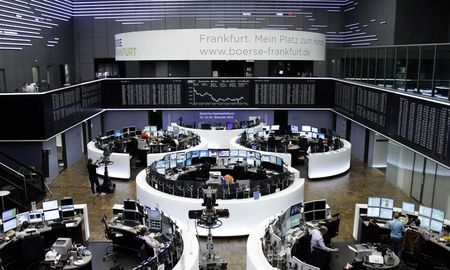 © Reuters. Las bolsas europeas abren al alza, Tesco cae 