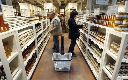 © Reuters. Clienti in un supermercato a Milano 