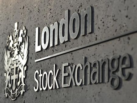 © Reuters. The London Stock Exchange is seen during the morning rush hour in the City of London