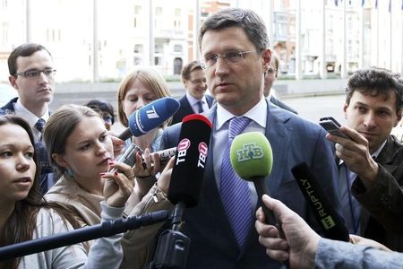 © Reuters. Ministro da Energia russo, Alexander Novak, fala com jornalistas ao chegar para uma reunião na sede da Comissão Europeia, em Bruxelas